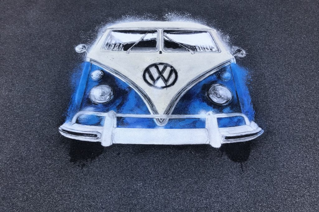 VW T1 Bus Qubo® Painting Airbrush Logo auf Steinteppich
