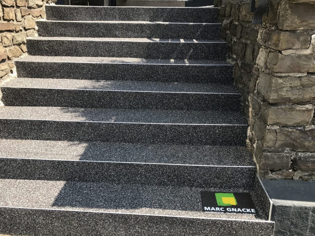 Außentreppe mit Steinteppich und Qubo® Painting
